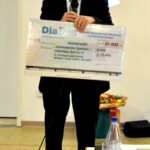 Herr (R) Herfurth übergab einen symbolischen Cheque in Höhe von 20.000 EUR Rudolf erfurth hält einen Cheque