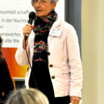 Martina Boll trägt die Ergebnisse der AG vor