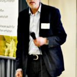 Udo Jost ermuntert Besucher Themen einzubringen