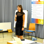 Karla Sachse-Domscheke am Mikrofon