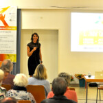 Karla Sachse-Domscheke am Mikrofon