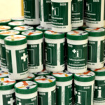 Auch Geburtstagsgäste erhalten Geschenke. Die Dosen sollen ambulanten Notdiensten erleichtern, wichtige medizinische Informationen zu erhalten. SOS-Dosen