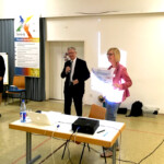 Die Stiftung Diakonie Hessen gewährt aus dem Stiftungsfonds DiaDem 20.000 EU für die Arbeit zum Thema 'Demenz' Cheque-Übergabe